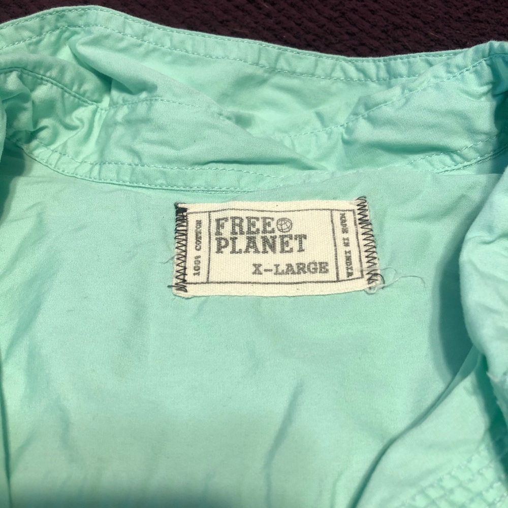 Free planet button up